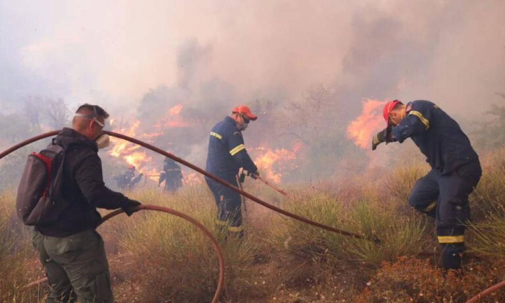 Συνεχίζει να καίει η φωτιά που ξέσπασε χθες στα Πιέρια Όρη